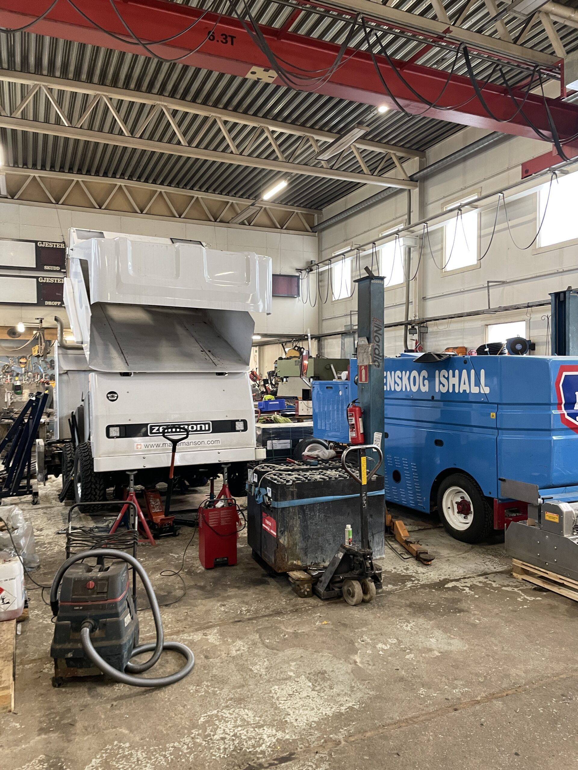 Verkstedsarbeid for isbaneutstyr